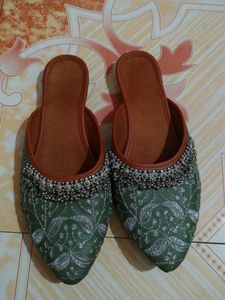Green Embroidered Juttis