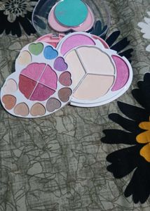 Heart-Shaped Eyeshadow Palette