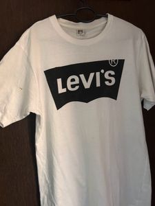 White Levi’s Tshirt Unisex
