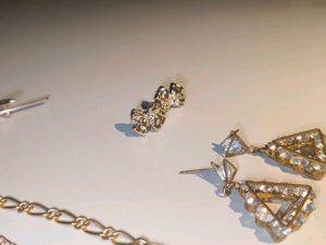 Gold set (Bracelet, bow earrings, stone