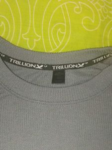 Men&#39;s Gray and White T-shirt