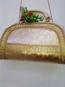 I am selling  a hand 👜  bag  .