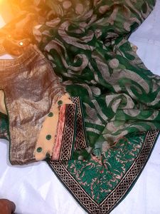 Fabulous Saree For Mehendi Heavy Border