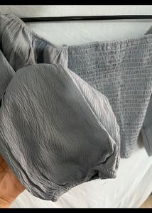 Puffed sleeve top with tag