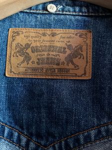 Cropped Blue Denim Jacket (Levi’s Style)