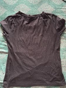 Comfy Tshirt with minimalist design👚
