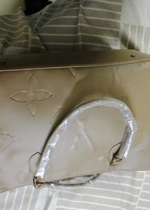 hi I want to sell thus brand new lv bag