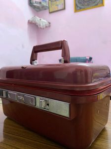 MAKEUP BOX