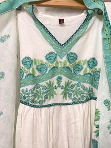 Elegant White &amp; Green Kurta Set
