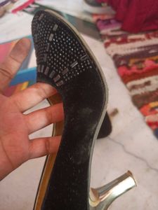 Black Embellished Juttis