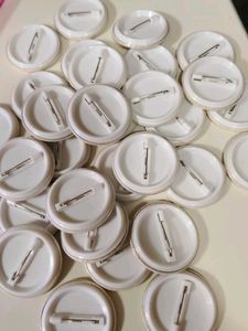 31 Buttons Pin badges