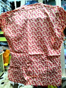 🌸 Soft Floral Button-Down Top