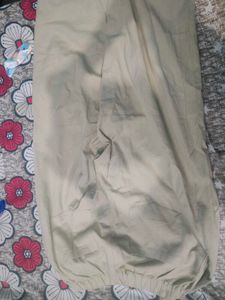 Beige pant dono sides ki picx back and front
