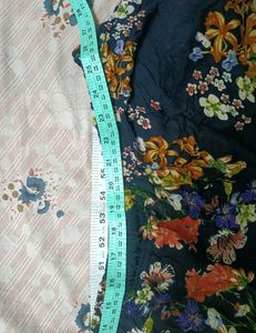 Floral pant with stretchable waist.