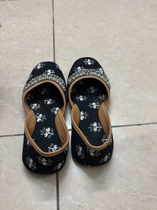 Rajasthani Floral Juttis