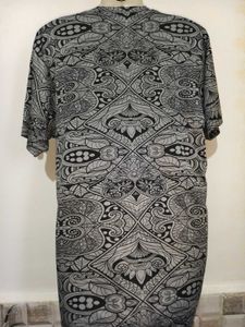 M/L Patterned T-Shirt Max Chest Size 42 inches
