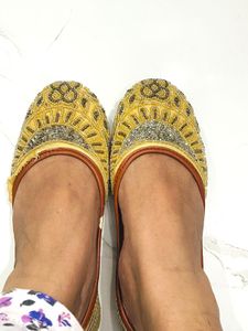 Embroidered Ethnic Juttis