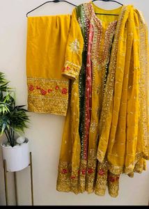 Elegant Yellow Pakistani Salwar Kameez