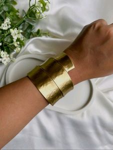 Golden Wave Hand Cuff