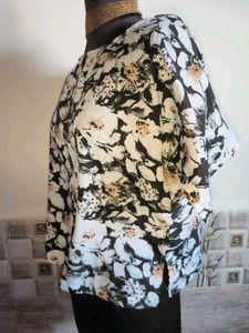 BOGO 🎁 Buy One Get 1 Free🎁  Large/XL Floral Top