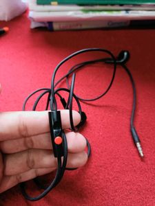 Black Wired Earbuds
