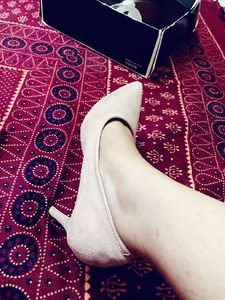 Nude pumps
