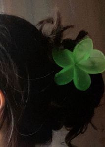 Glow in dark flower claw clip !