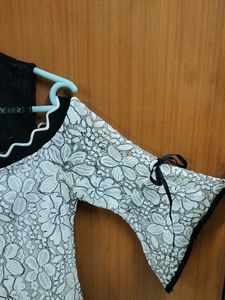 COLD SHOULDER LACE TOP