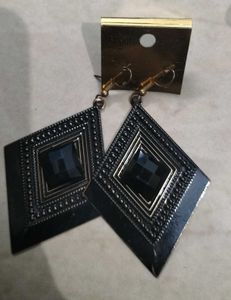 🖤 “Noir Spark” Diamond-Shaped Black Earrings