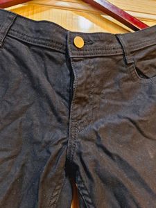 Knee Length Black Short Pant (Women&#39;s)