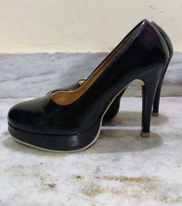 Stillettos in shiny black