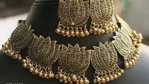 Lotus Design Necklace Set