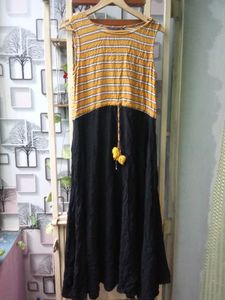 Bleck Sivless Gown