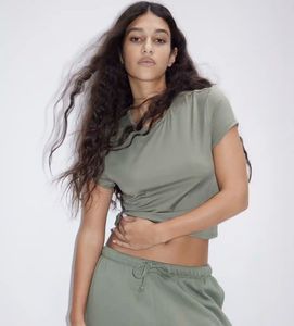 H&amp;M fitted cropped tee 💚