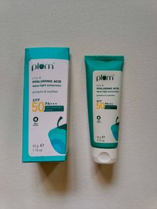 Plum Cica &amp; Hyaluronic Acid Sunscreen SPF 50