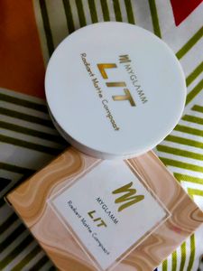 MyGlamm lit Radiant Matte Compact