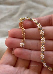 Korean Daisy Bracelet