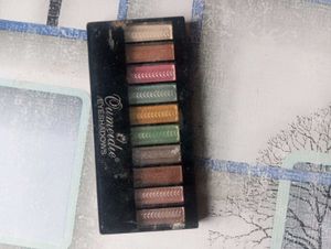 Oumeidie Eyeshadow Palette