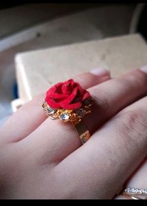 red rose ring.