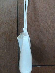 Selling fashionable bag .