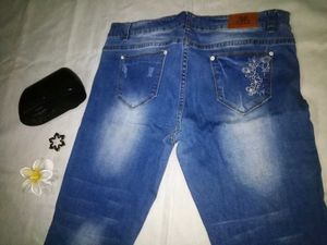 Distressed Cropped Jeans