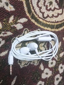 Sounce White Earphones - New in Box!