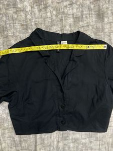H&amp;M black crop shirt