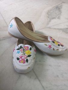 Floral woolen Jutti