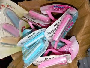 Hand &amp; Body Razor With 3 Fa