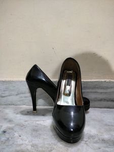 Stillettos in shiny black