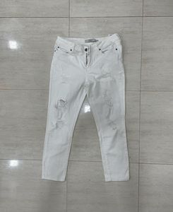 Sale Alert: VERO MODA White Distressed Jeans! 🌟