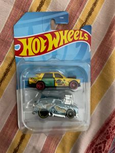 2 Hot wheels