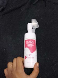 Pond&#39;s With Niacinamide Foaming Face Wash