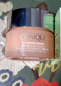 Clinique Moisture Surge SPF 25